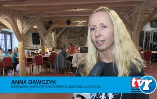 kierownik Warsztatu Terapii Zajęciowej w Żarach, Anna Dawczyk udziela wywiadu Telewizji Regionalnej w Żarach