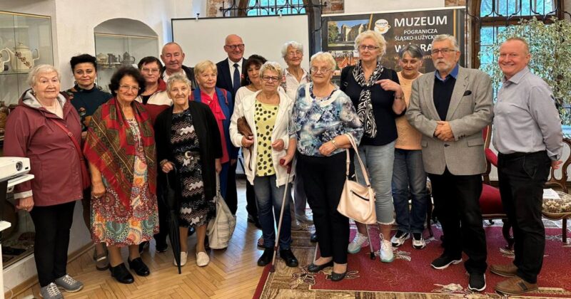 Seniorzy z DDS+ wraz z prowadzącymi spotkanie poświęconym Polskim Dzieciom Wojny.