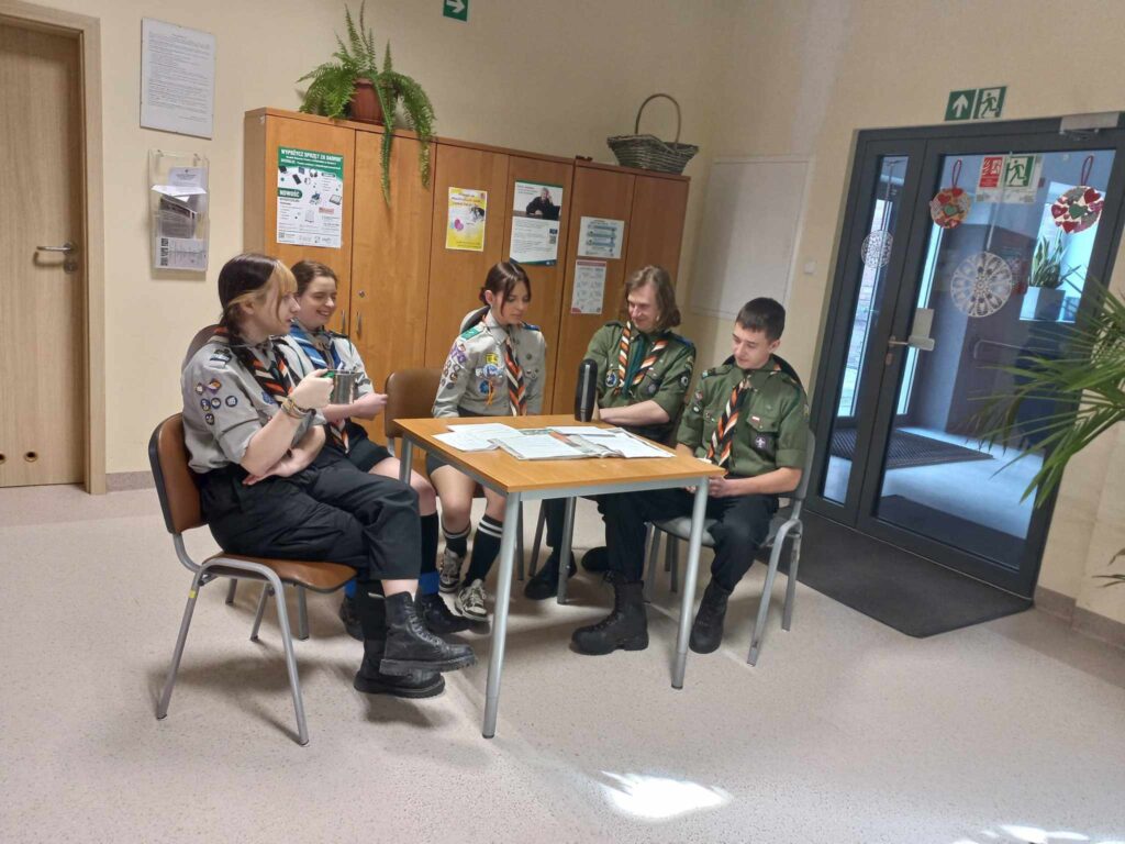 Harcerze w trakcie przedstawienia, które przygotowali dla seniorów.