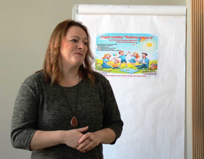 na pierwszym planie Dyrektor MOPS Pani Katarzyna Pękala, która wita uczestników II edycji projektu socjalnego. W tle plakat promujący projekt "Rodzinny kompas II "