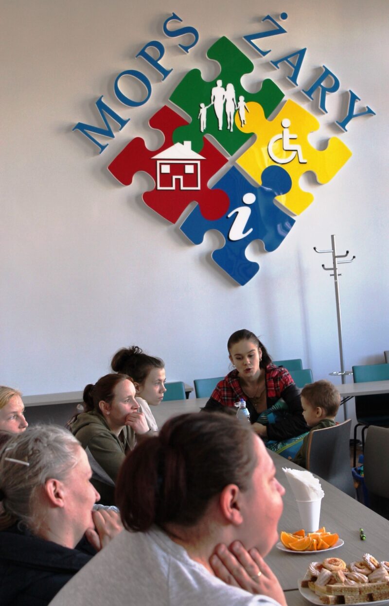 Na zdjęciu widać 6 uczestniczek drugiej edycji projektu, w tle logo MOPS Żary.