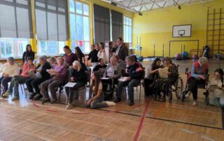 młodzież z liceum katolickiego wspólnie z seniorami rozwiązują zadania logiczne