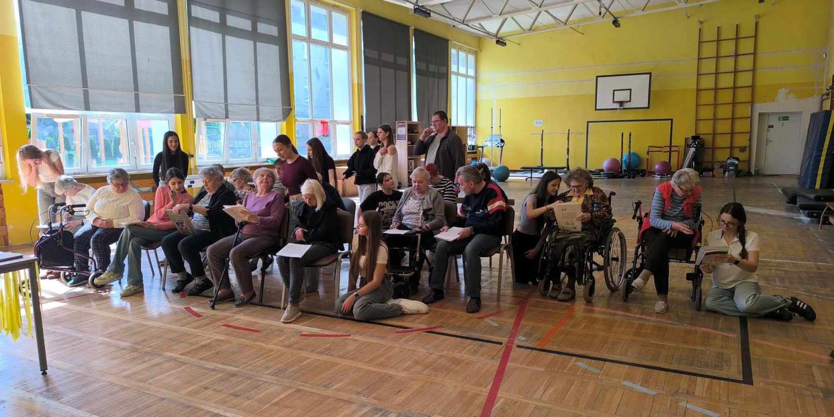młodzież z liceum katolickiego wspólnie z seniorami rozwiązują zadania logiczne