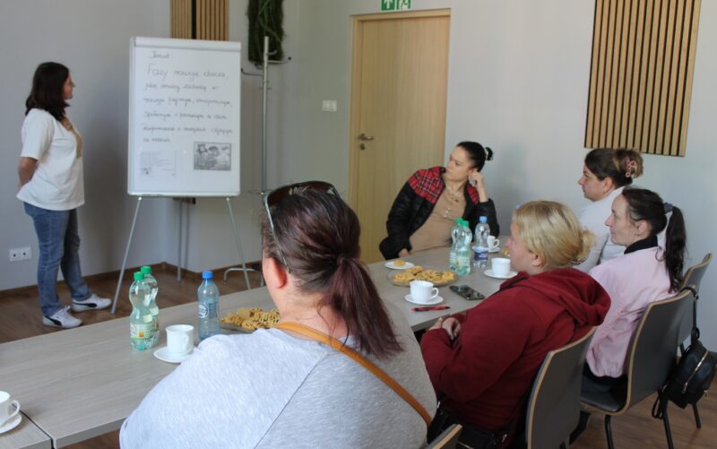 Pracownik socjalny wita uczestników i przedstawia temat spotkania