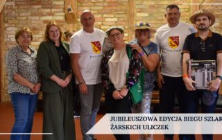 Drużyna z Dziennego Domu ,,Senior+” razem z Dyrektor MOPS i współorganizatorami 10 edycji "Biegu Szlakiem Żarskich Uliczek"