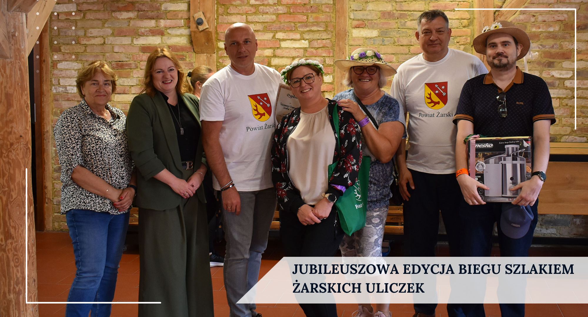 Drużyna z Dziennego Domu ,,Senior+” razem z Dyrektor MOPS i współorganizatorami 10 edycji "Biegu Szlakiem Żarskich Uliczek"