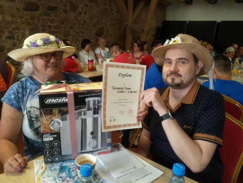 Seniorka z DDS+ i uczestnik DDW pokazują dyplom za zajęcie I miejsca w 10 edycji "Biegu Szlakiem Żarskich Uliczek"