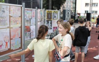 wystawa wyróżnionych prac konkursu, przed gablotami młodzież